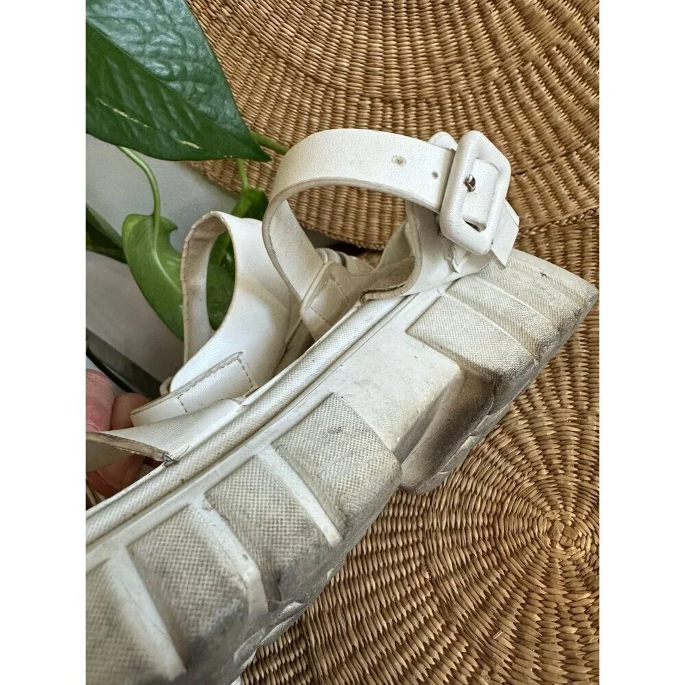 Beilide woman’s size 8 white sandals